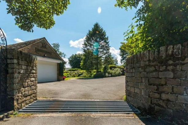 Foto - Yerin altına saray inşa etti!