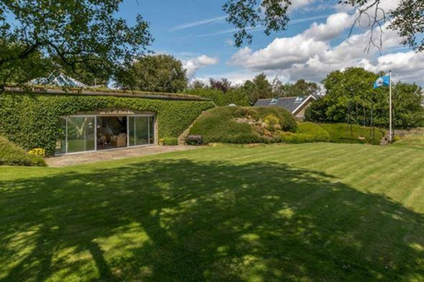 Foto - Yerin altına saray inşa etti!