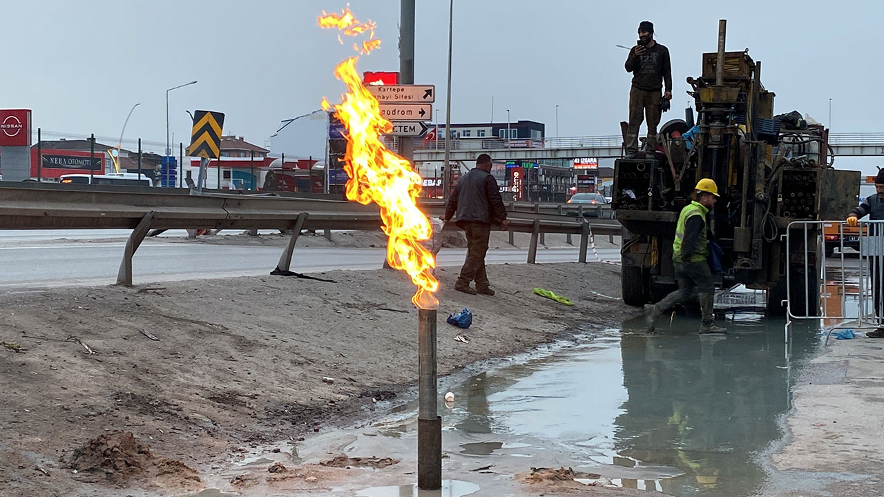 Yerin altından gaz yine çıktı! 13 gündür yanıyor: 45 metre derinlikte bulundu