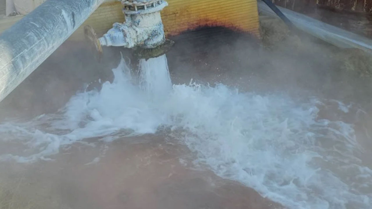 Yerin altından oluk oluk beyaz petrol aktı! Eksi -15 derecede 800 tona yakın ürettiler 