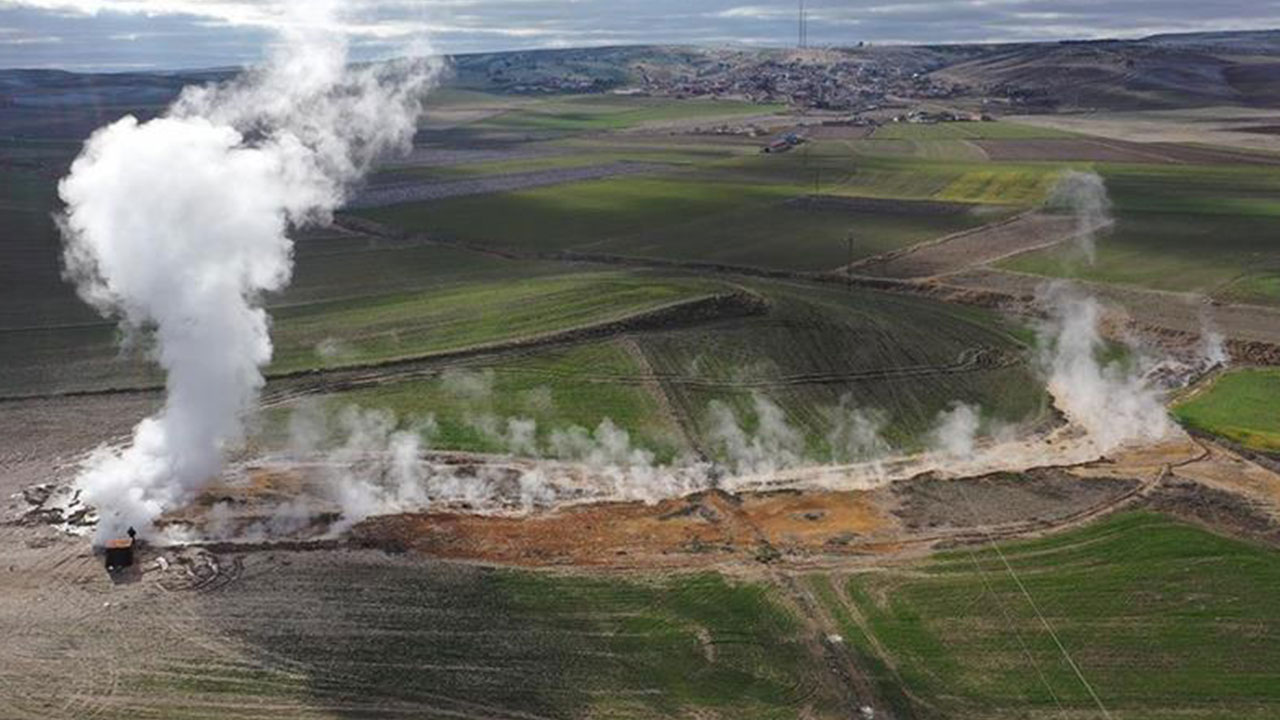 Foto - Yerin altından oluk oluk beyaz petrol aktı! Eksi -15 derecede 800 tona yakın ürettiler 