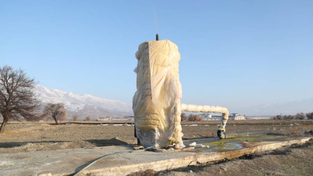 Foto - Yerin altından oluk oluk beyaz petrol aktı! Eksi -15 derecede 800 tona yakın ürettiler 