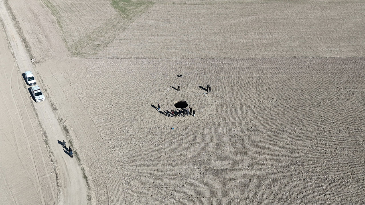 Foto - Yerleşim yerlerine çok yakın! 70 metre derinliğinde dev obruk