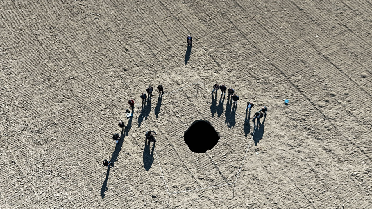 Foto - Yerleşim yerlerine çok yakın! 70 metre derinliğinde dev obruk