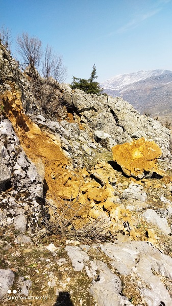 Foto - Yerleşim yerlerinin çok yakınında! Deprem bitti ama orada tehlike bitmedi