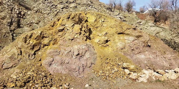 Foto - Yerleşim yerlerinin çok yakınında! Deprem bitti ama orada tehlike bitmedi