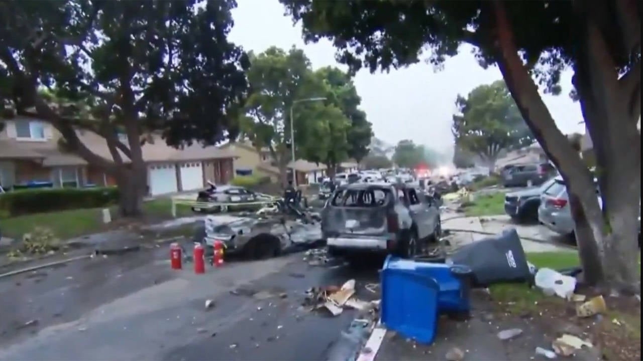 Foto - Yerleşkede asker aileleri yaşıyordu! O şehirde yerleşim yerine uçak düştü! Ölüler ve yaralılar var