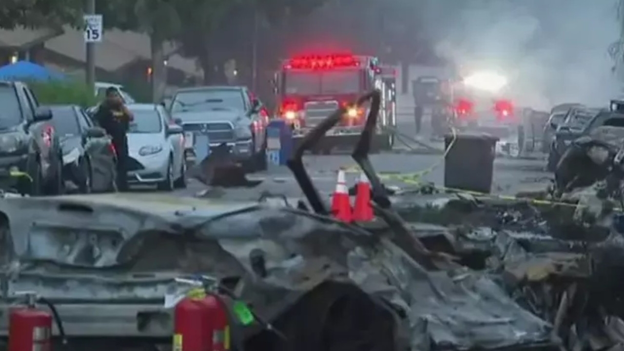 Foto - Yerleşkede asker aileleri yaşıyordu! O şehirde yerleşim yerine uçak düştü! Ölüler ve yaralılar var