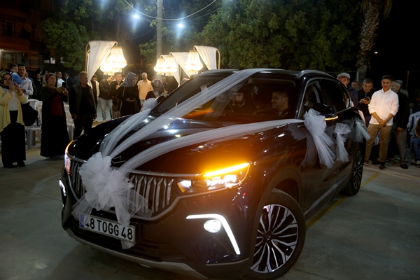 Yerli otomobil TOGG nişanlanacak çift için süslendi