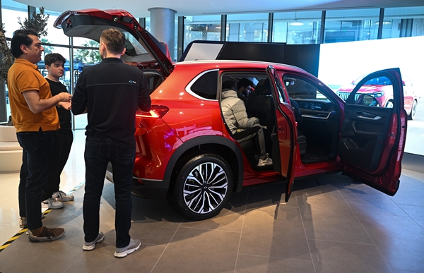Foto - Yerli otomobil TOGG'a yoğun ilgi: Vatandaşlar resmen akın etti