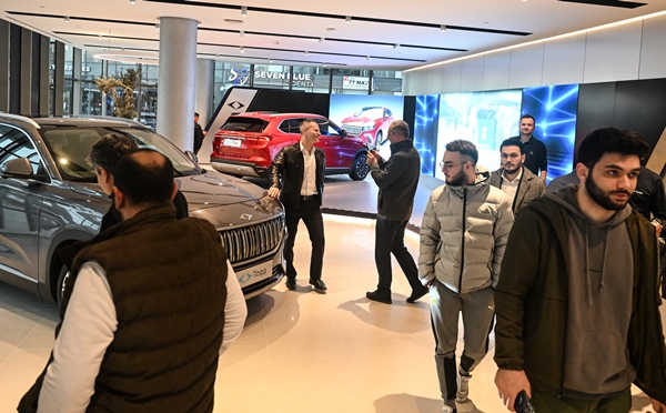Foto - Yerli otomobil TOGG'a yoğun ilgi: Vatandaşlar resmen akın etti