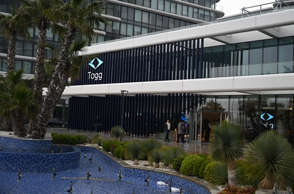 Yerli otomobil TOGG'a yoğun ilgi: Vatandaşlar resmen akın etti