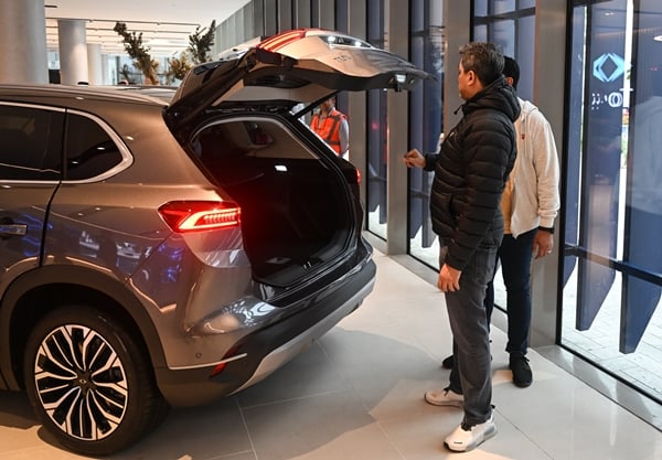 Foto - Yerli otomobil TOGG'a yoğun ilgi: Vatandaşlar resmen akın etti