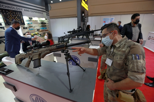 Foto - Yerli silahlara komşudan büyük ilgi