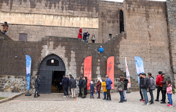 Yerli uçan araba "Cezeri" Diyarbakır'da boy gösterdi