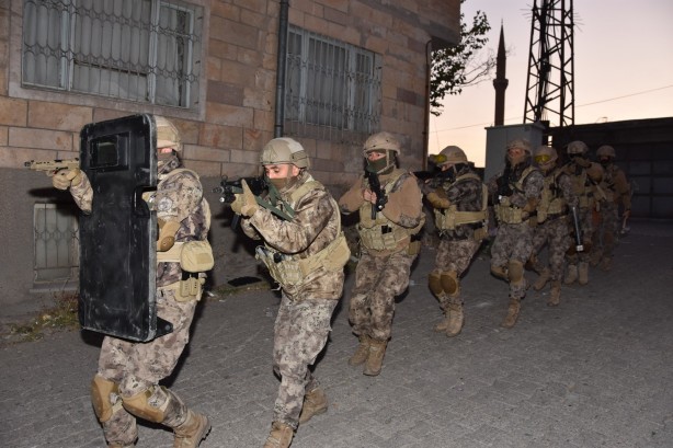 Yerlikaya affetmiyor! Torbacılara ağır darbe: 82 gözaltı