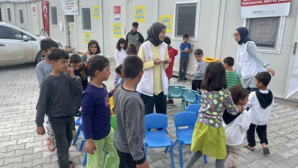 Foto - Yeryüzü Doktorları, deprem bölgesinde gönülleri iyileştiriyor...