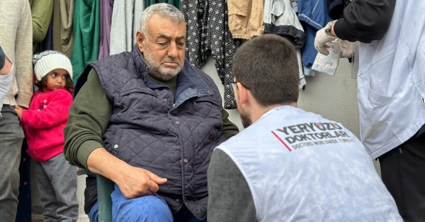 Foto - Yeryüzü Doktorları, deprem bölgesinde gönülleri iyileştiriyor...