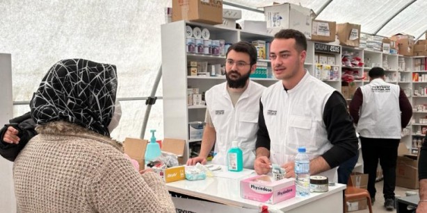 Foto - Yeryüzü Doktorları, deprem bölgesinde gönülleri iyileştiriyor...