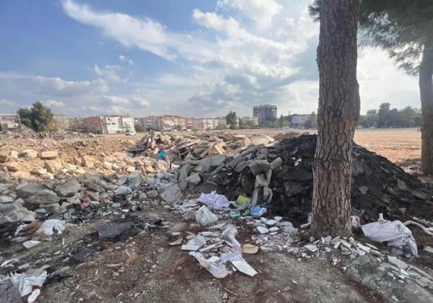 Yeşil alan yapacağız dedi çöplüğe çevirdi