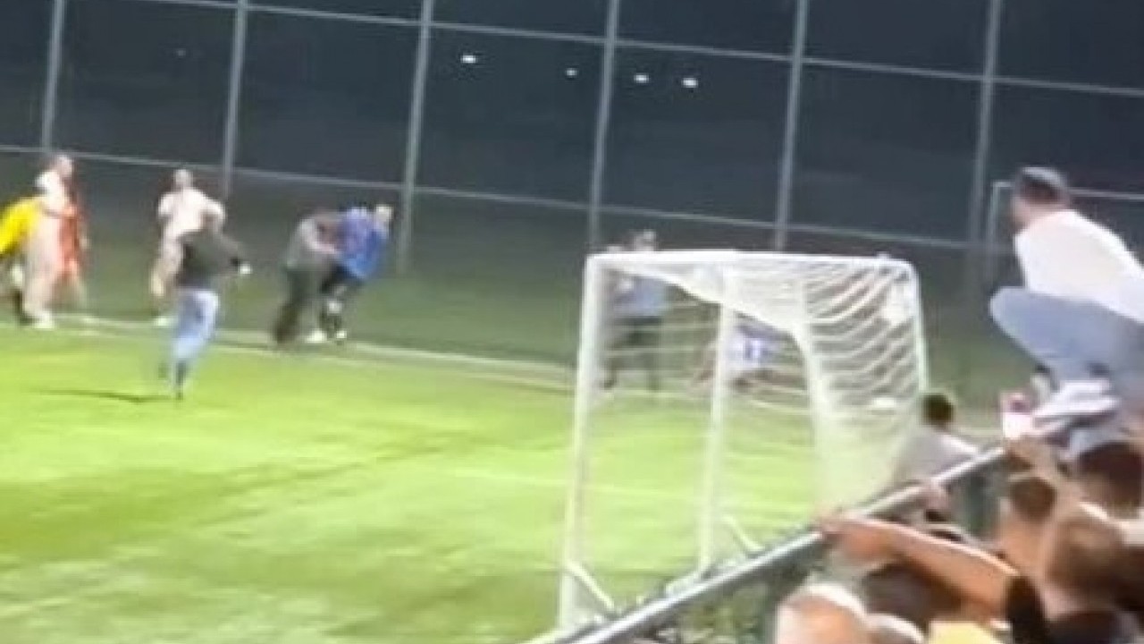 Foto - Yeşil saha boks ringine döndü! Futbolcular arasında tekme tokatlı kavga çıktı