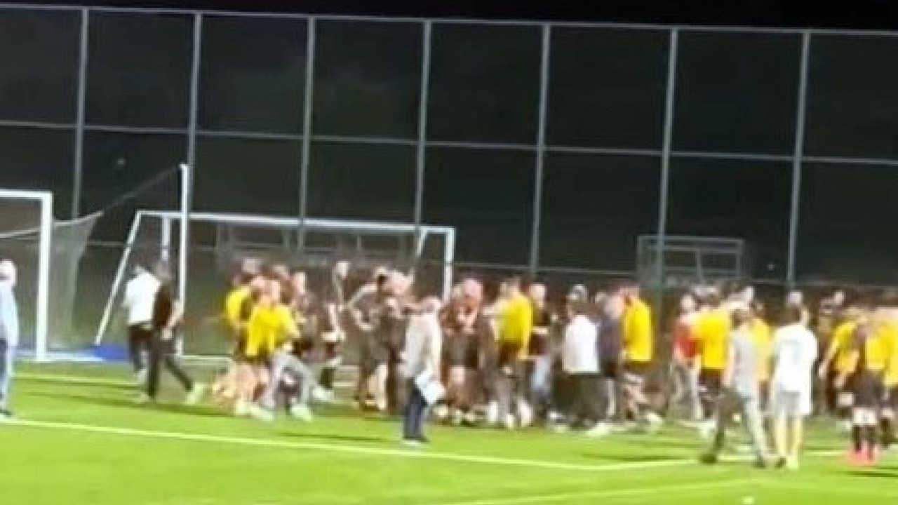 Foto - Yeşil saha boks ringine döndü! Futbolcular arasında tekme tokatlı kavga çıktı