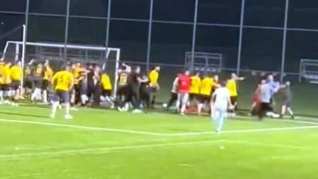 Yeşil saha boks ringine döndü! Futbolcular arasında tekme tokatlı kavga çıktı