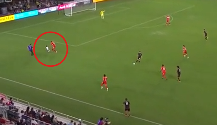 Foto - Yeşil sahalarda görülmemiş ilginç olay: Sahaya giren bebek maçı durdurdu