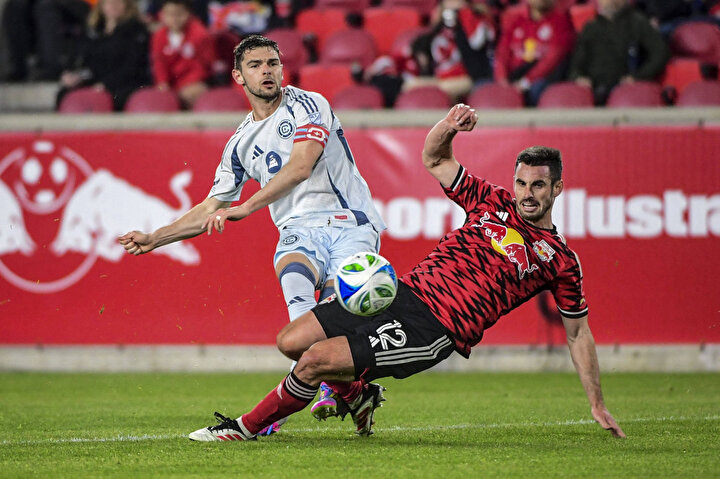 Foto - Yeşil sahalarda görülmemiş ilginç olay: Sahaya giren bebek maçı durdurdu