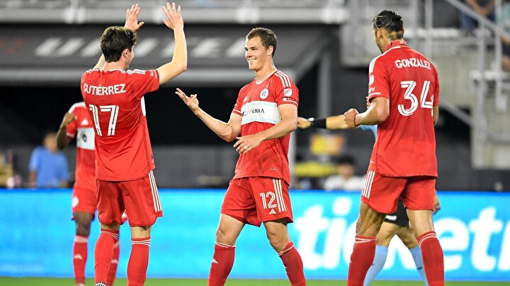 Foto - Yeşil sahalarda görülmemiş ilginç olay: Sahaya giren bebek maçı durdurdu