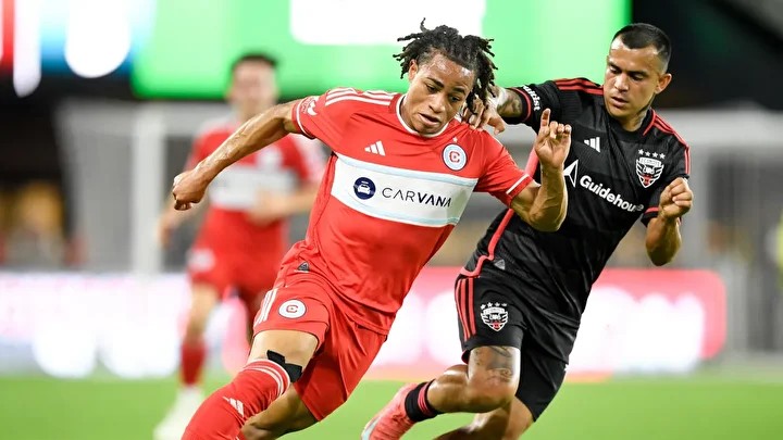 Foto - Yeşil sahalarda görülmemiş ilginç olay: Sahaya giren bebek maçı durdurdu