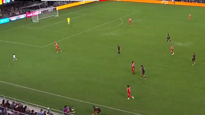 Yeşil sahalarda görülmemiş ilginç olay: Sahaya giren bebek maçı durdurdu