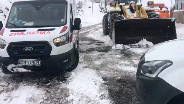 Yetkililer Siirt'te köyünün yolu kapanan 70 yaşındaki hasta için seferber oldu!