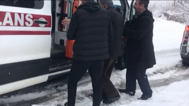 Foto - Yetkililer Siirt'te köyünün yolu kapanan 70 yaşındaki hasta için seferber oldu!