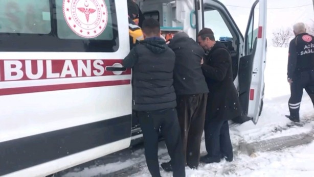 Foto - Yetkililer Siirt'te köyünün yolu kapanan 70 yaşındaki hasta için seferber oldu!