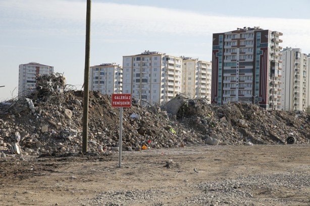 Foto - Yıkılan binaların hafriyatlarına polis koruması