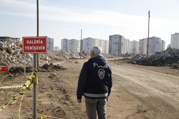 Yıkılan binaların hafriyatlarına polis koruması