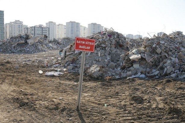 Foto - Yıkılan binaların hafriyatlarına polis koruması