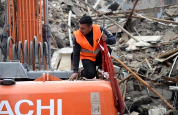 Foto - Yıkım sırasında beğeni toplayan hareket: Ecdadımız bayrağı yere düşürmedi, biz de düşürmeyiz