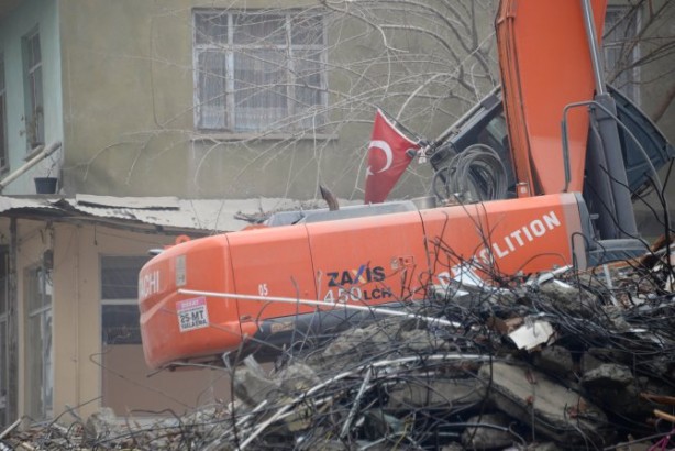 Foto - Yıkım sırasında beğeni toplayan hareket: Ecdadımız bayrağı yere düşürmedi, biz de düşürmeyiz