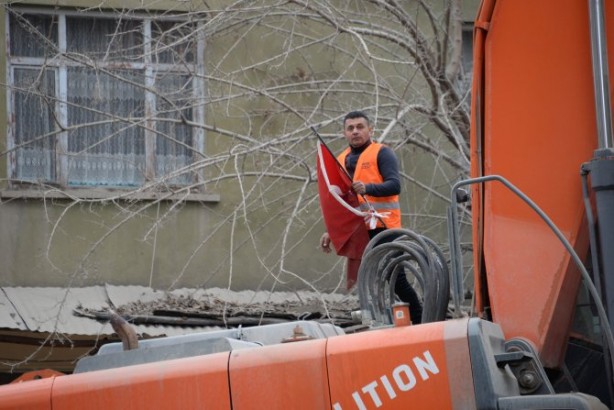 Foto - Yıkım sırasında beğeni toplayan hareket: Ecdadımız bayrağı yere düşürmedi, biz de düşürmeyiz