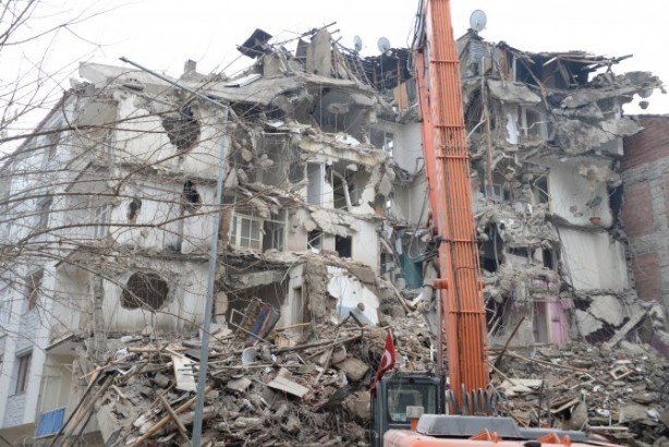 Foto - Yıkım sırasında beğeni toplayan hareket: Ecdadımız bayrağı yere düşürmedi, biz de düşürmeyiz