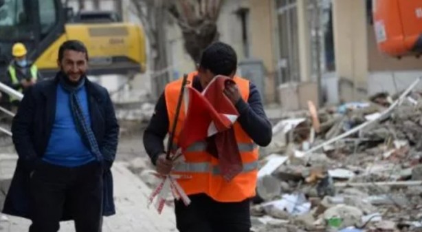 Foto - Yıkım sırasında beğeni toplayan hareket: Ecdadımız bayrağı yere düşürmedi, biz de düşürmeyiz