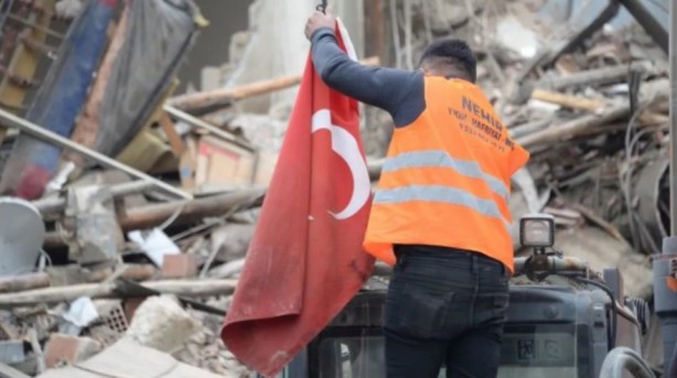 Yıkım sırasında beğeni toplayan hareket: Ecdadımız bayrağı yere düşürmedi, biz de düşürmeyiz