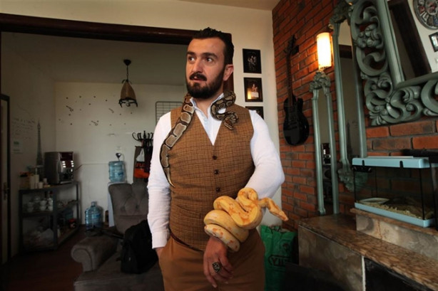 Foto - Yılan ve tarantulalar ile birlikte yaşıyor!