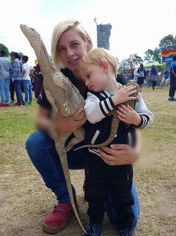 Foto - Yılanları elleriyle avlıyor 