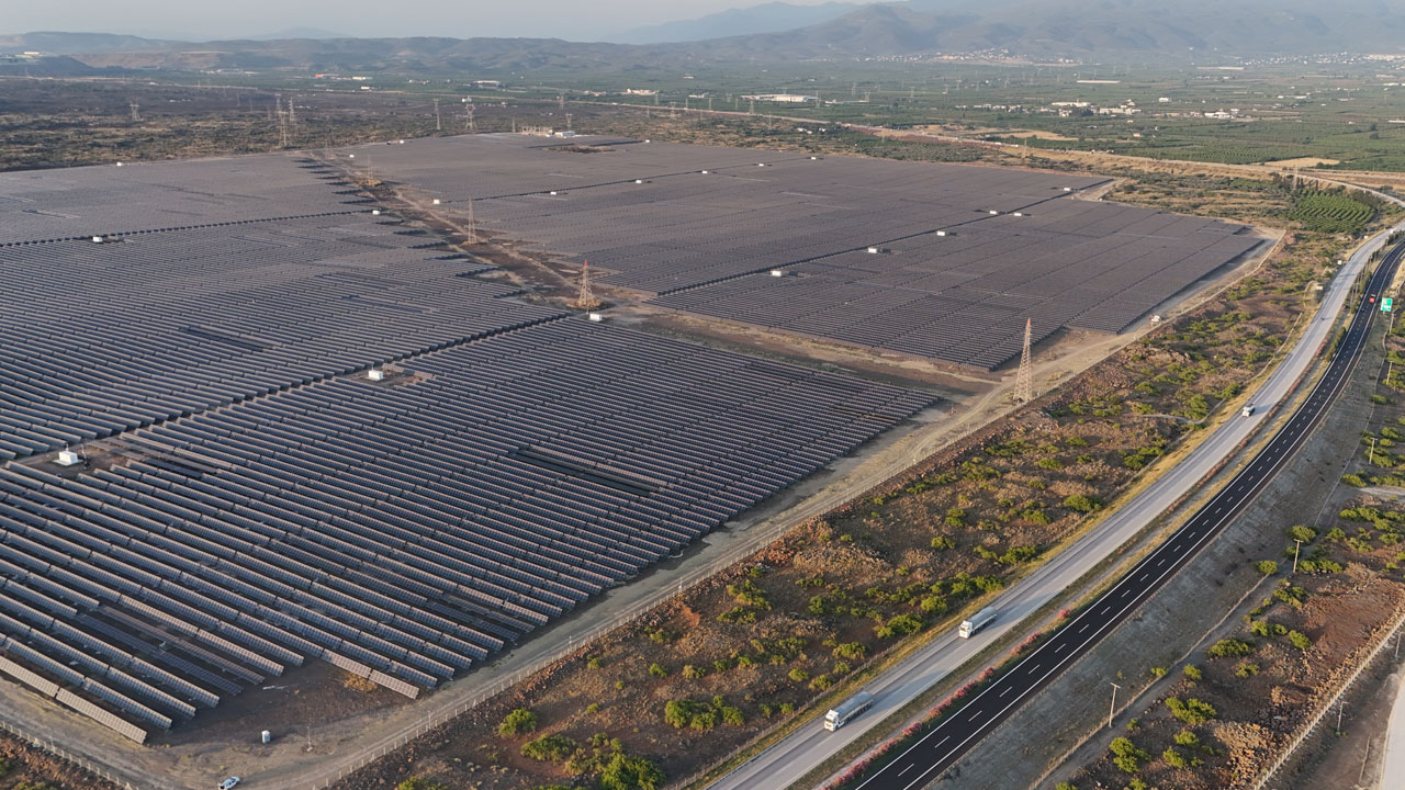 Foto - Yılda 250 milyon kilovatsaat elektrik! Hatay’da çorak arazi enerjiye dönüştü
