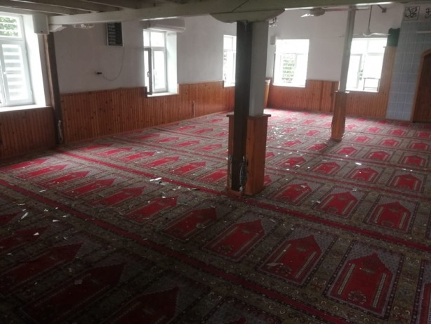 Yıldırım isabet eden camide hasar oluştu