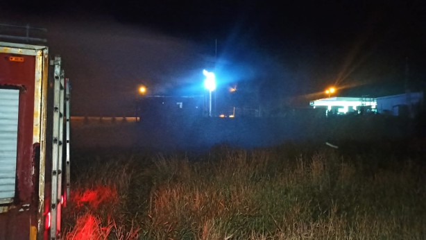 Foto - Yıldırımın düştüğü tarla alev alev yandı