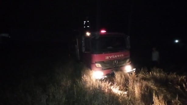 Foto - Yıldırımın düştüğü tarla alev alev yandı